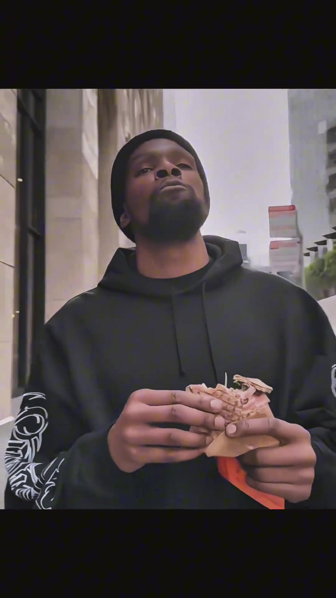 网友晒太阳两巨头近况杜兰特街头吃灌饼 布克玩车玩潮流